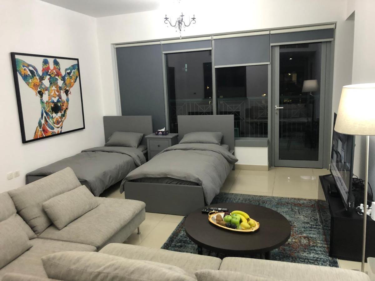 Downtown Boulevard One Bedroom Apt In 29 Blvd غرفة وصالة Burj & Fountain View Master Bedroom Plus 2 Single Beds In Living Room Dubai Bagian luar foto