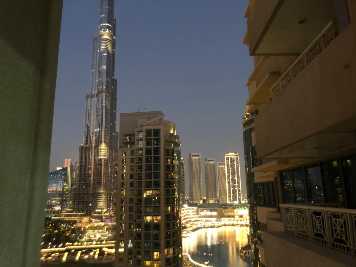 Downtown Boulevard One Bedroom Apt In 29 Blvd غرفة وصالة Burj & Fountain View Master Bedroom Plus 2 Single Beds In Living Room Dubai Bagian luar foto