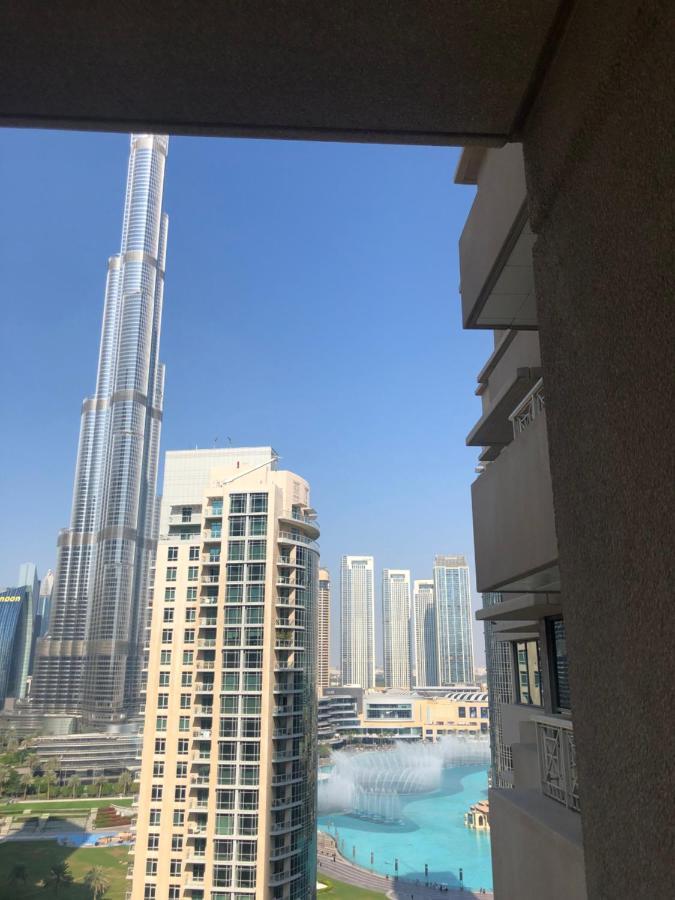 Downtown Boulevard One Bedroom Apt In 29 Blvd غرفة وصالة Burj & Fountain View Master Bedroom Plus 2 Single Beds In Living Room Dubai Bagian luar foto