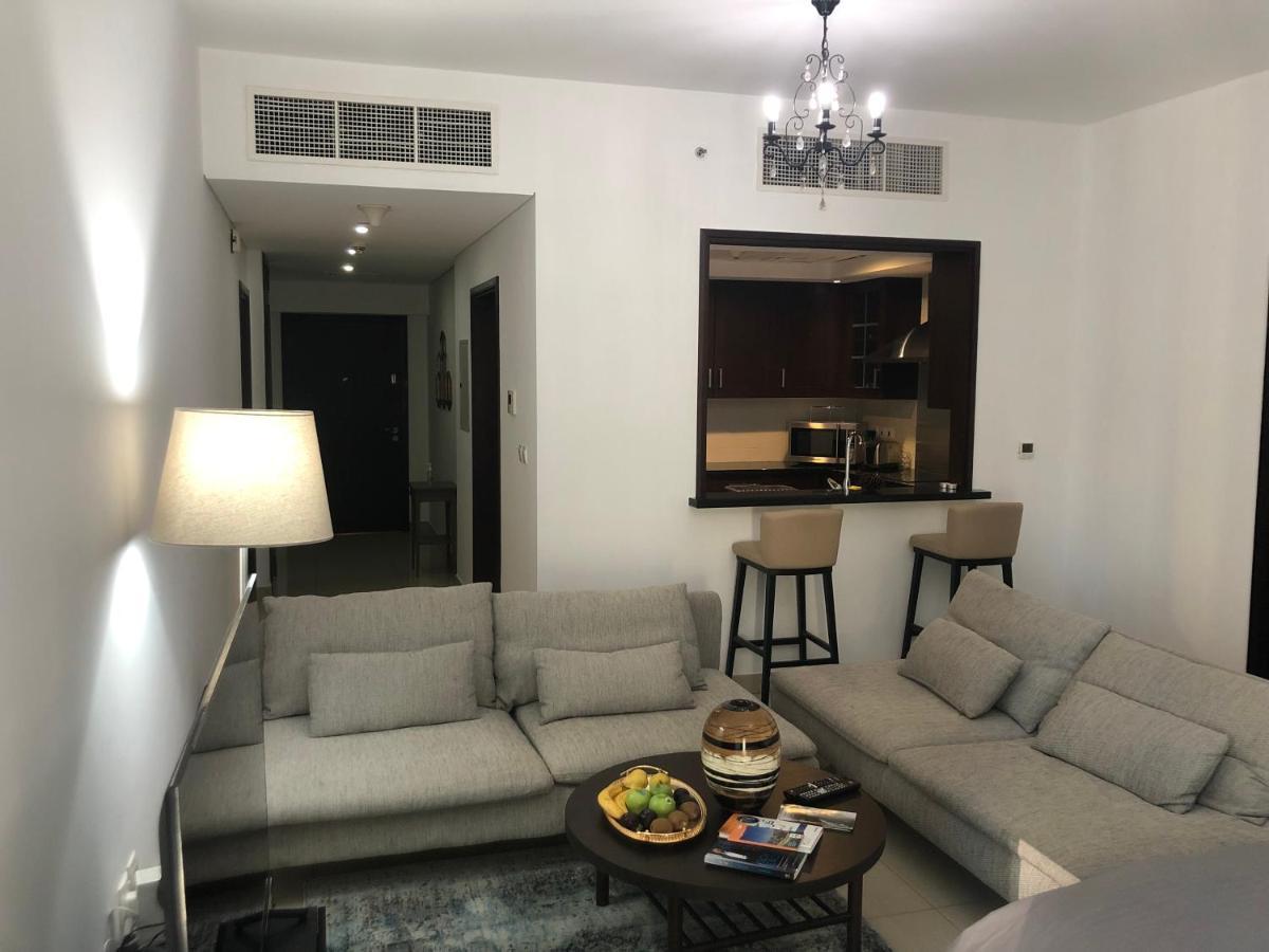 Downtown Boulevard One Bedroom Apt In 29 Blvd غرفة وصالة Burj & Fountain View Master Bedroom Plus 2 Single Beds In Living Room Dubai Bagian luar foto