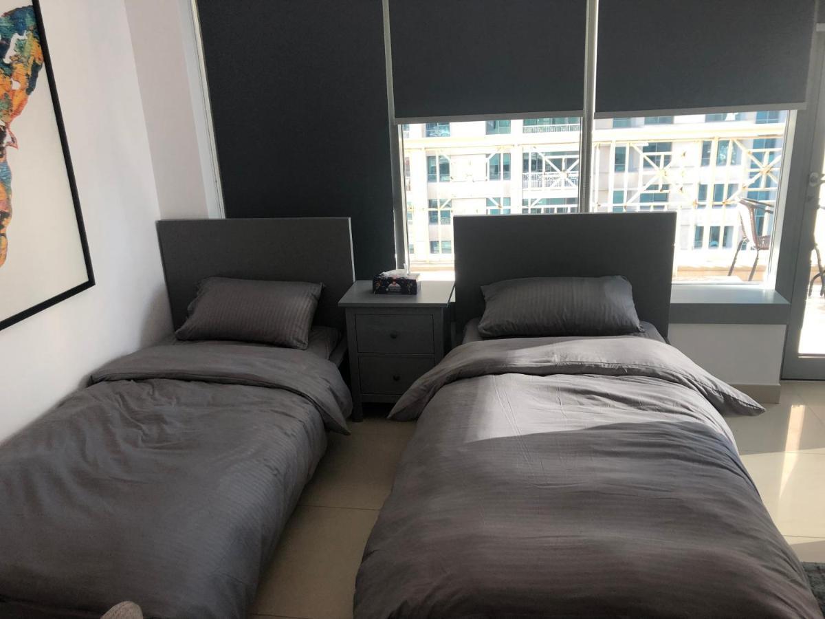 Downtown Boulevard One Bedroom Apt In 29 Blvd غرفة وصالة Burj & Fountain View Master Bedroom Plus 2 Single Beds In Living Room Dubai Bagian luar foto