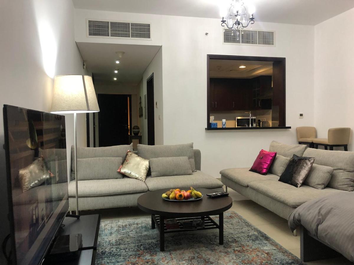 Downtown Boulevard One Bedroom Apt In 29 Blvd غرفة وصالة Burj & Fountain View Master Bedroom Plus 2 Single Beds In Living Room Dubai Bagian luar foto