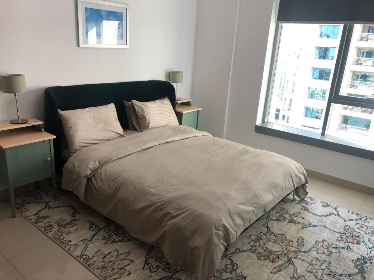 Downtown Boulevard One Bedroom Apt In 29 Blvd غرفة وصالة Burj & Fountain View Master Bedroom Plus 2 Single Beds In Living Room Dubai Bagian luar foto